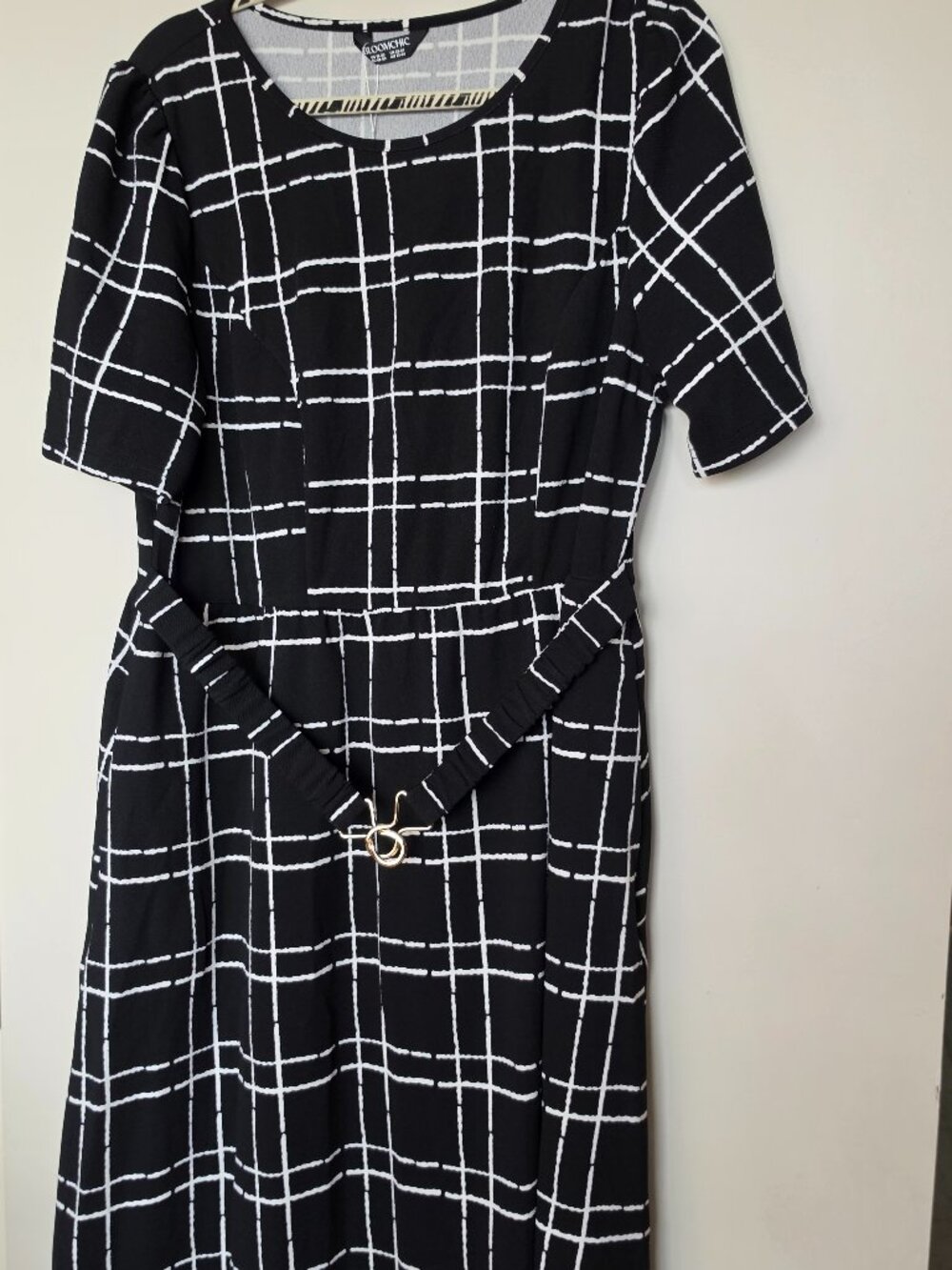 BloomChic Grid Print Knit Belted Midi Dress in black. Size 18-20.